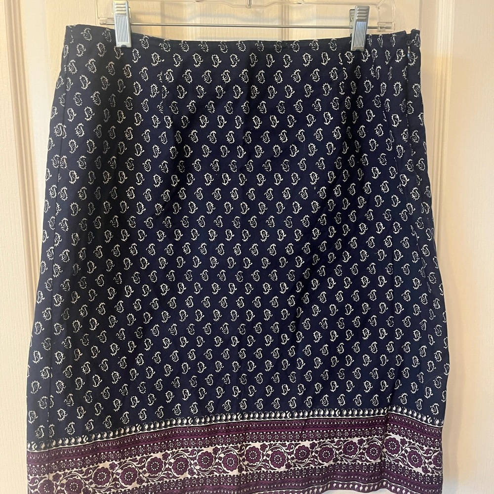 Bass Navy and White paisley accent , burgundy border midi skirt